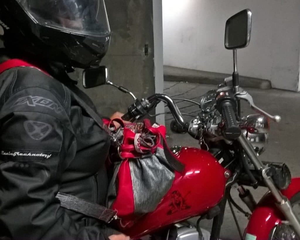 Sac sceau noir et rouge posé sur une moto