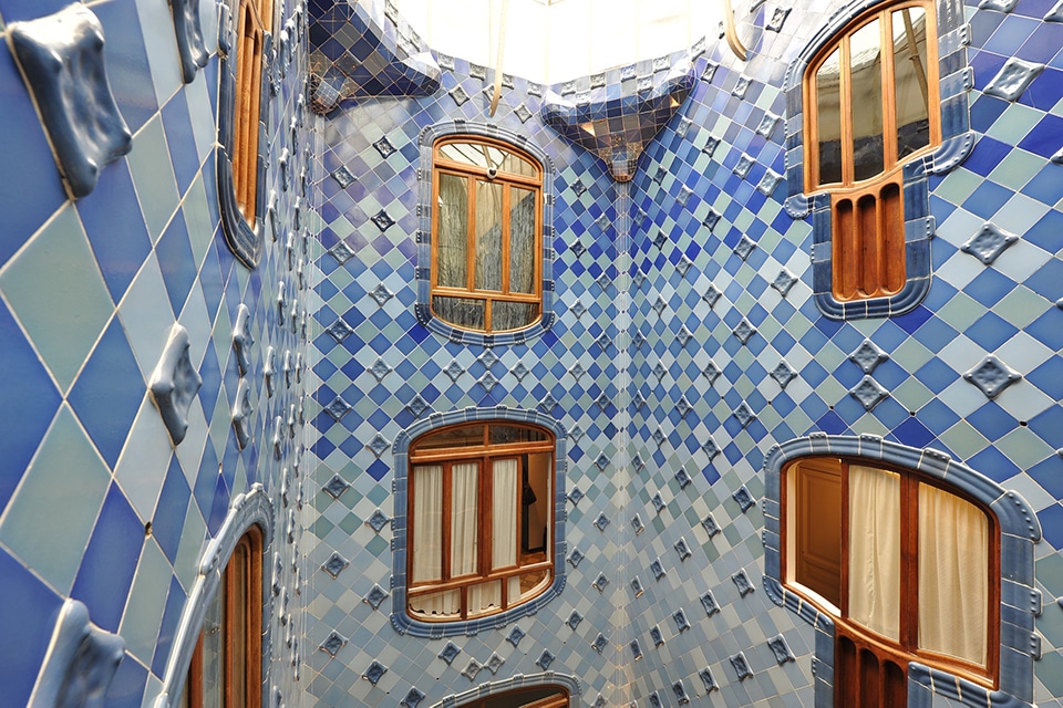Signification du bleu : Facade d'une maison de Gaudi