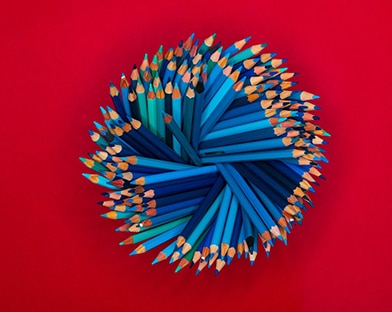 Hostorique de la couleur bleue: Ensemble de crayons de couleur bleus, de toutes les teintes de bleus.