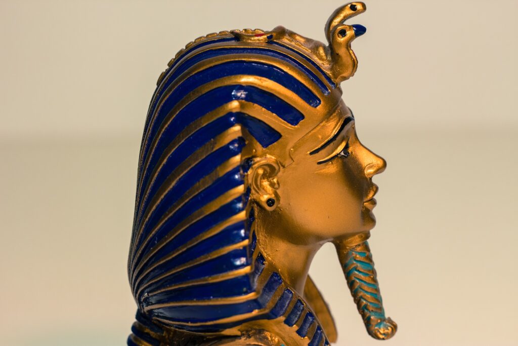 Buste de Tutankhamonn, bleu et or. Histoire et Signification de la couleur bleue. Le bleu était perçu comme une couleur noble chez les égyptiens