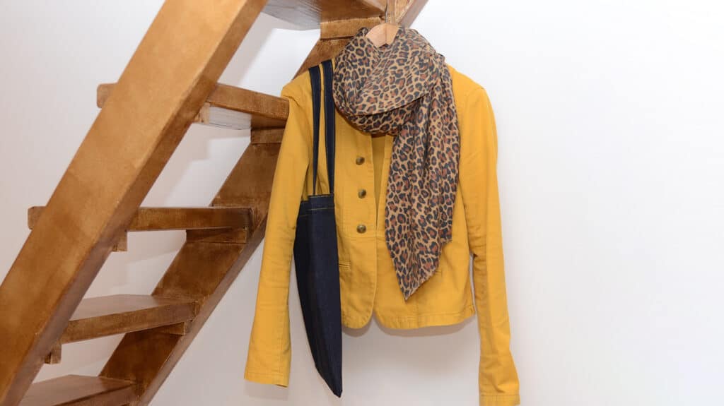 Recyclage d'un tote bag - Tote bag en Jean porter avec une veste jaune moutarde et une écharpe léopard