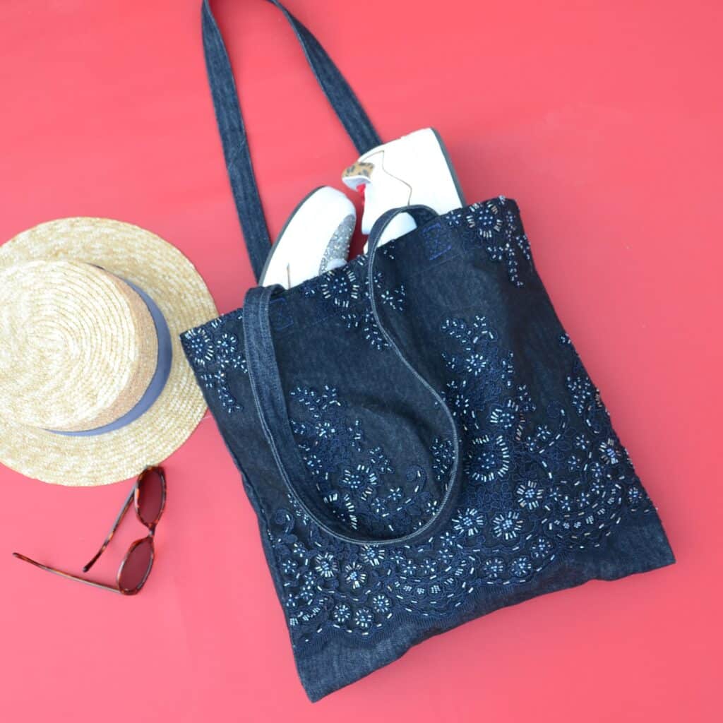 Alternative aux totebag publicitaires : le totebage de créateur, fabriqué en France totebag en denim et dentelle de perles