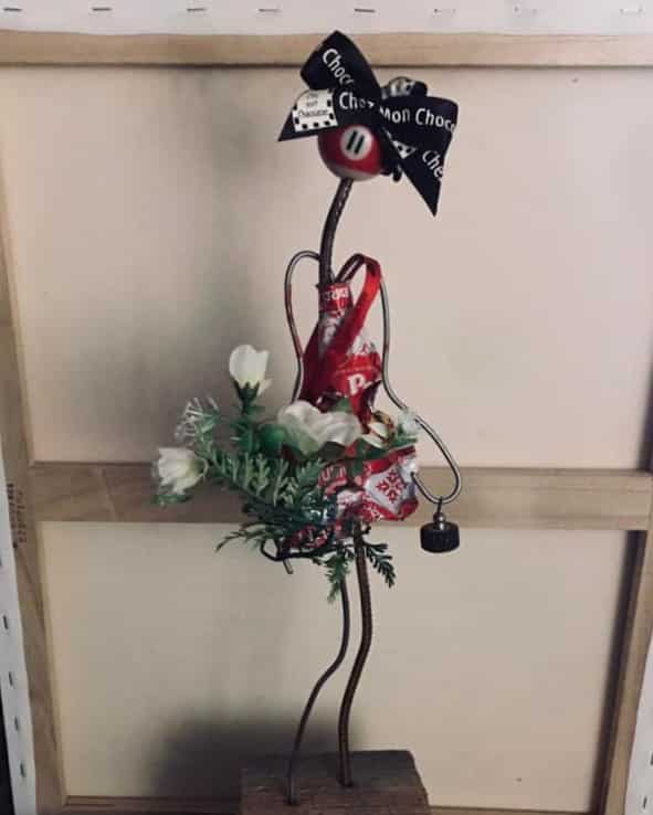 Sculpture upcycling, tout en élégance rouge pour cette pépette de Manue, avec la boule de billard numéro 11.