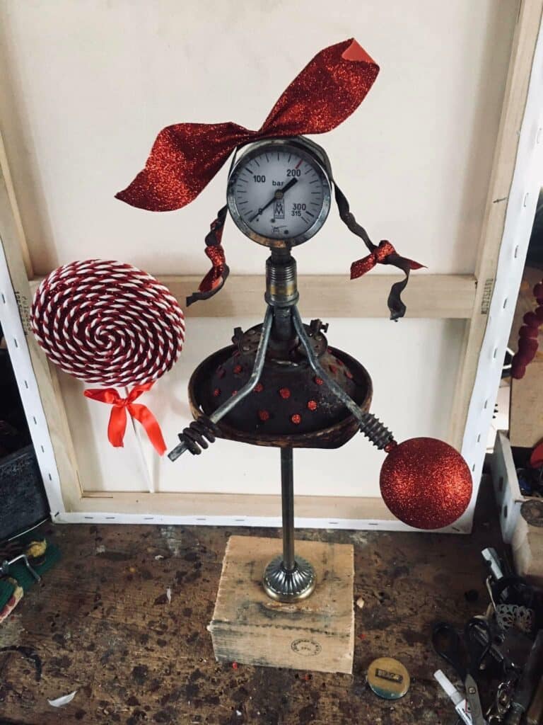 Sculpture upcycling, récupération de manomètre pour la tête de l'élégante