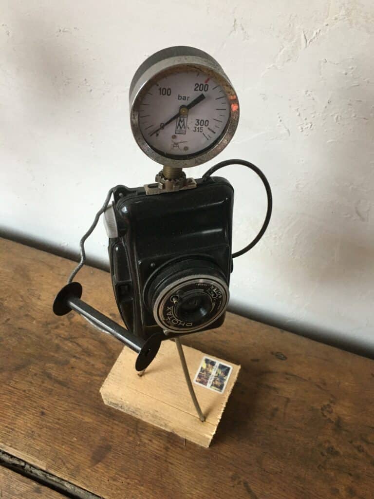 Sculpture upcycling, récupération de manomètre pour la tête de l'élégant