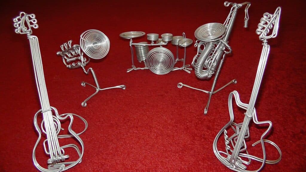 Instruments de musiqes miniatures en fil