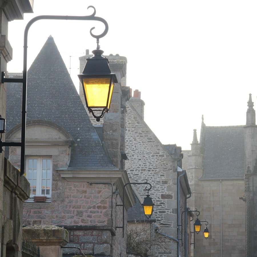 Lampadaire ammumés daun une ville de Bretagne, photo de Filimages