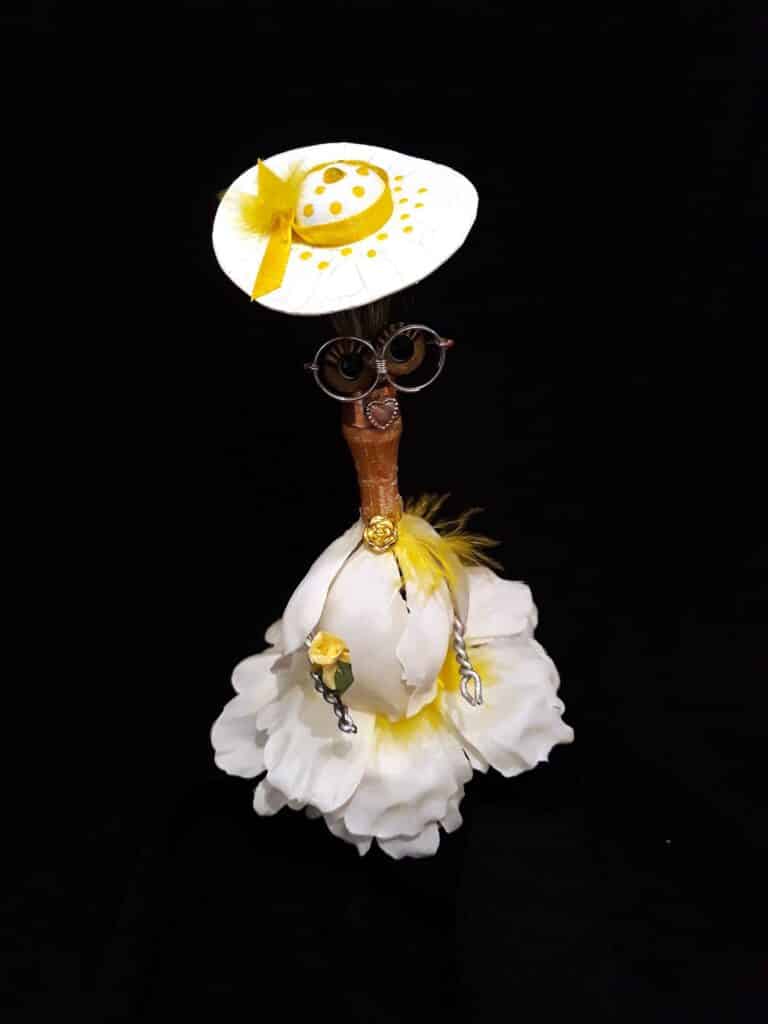 Marinnette inspirée par un pointe de jaune, se vétit de sa plus belle robe et chapeau. Articte upcycling, qui donne une seconde vie aux pinceaux
