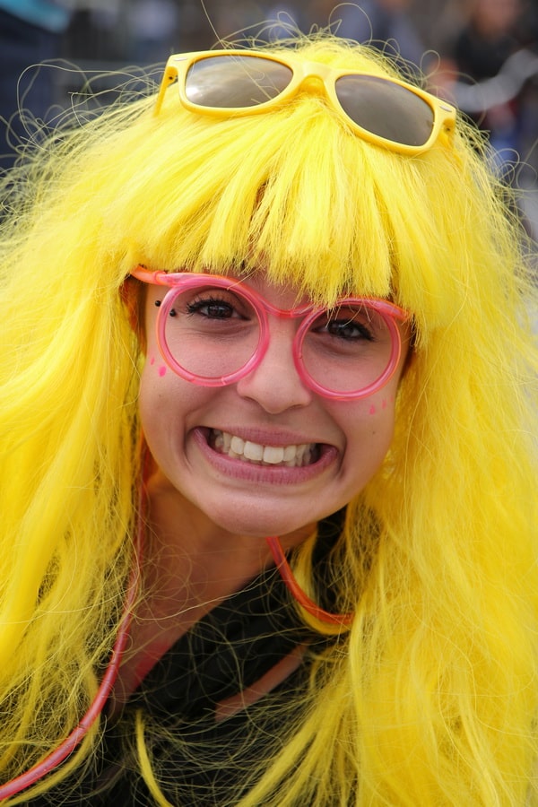 Femme aux cheveux jaunes qui sourit, photo Filimages